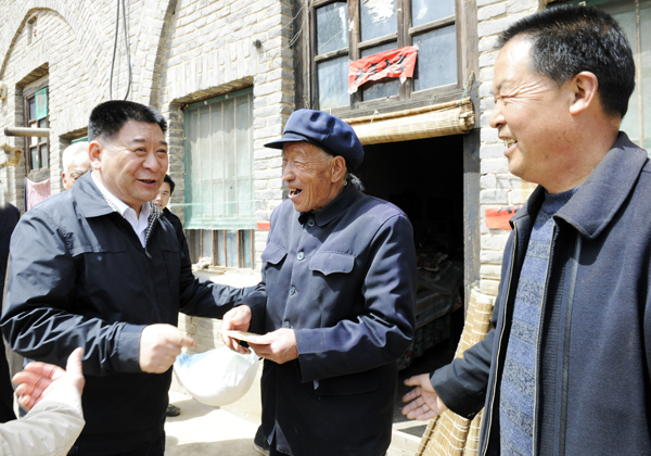 省检察院检察长杨司带领扶贫工作队下乡住村